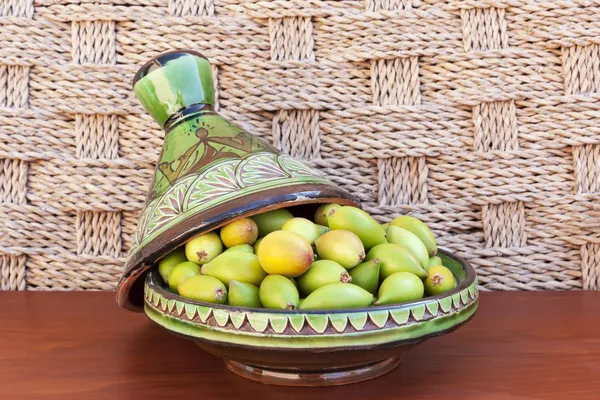 yeşil bir tabak içinde argan fındık.