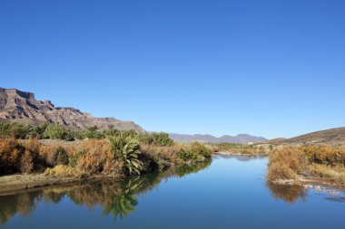 dağ ve nehir karşı açık mavi gökyüzü.
