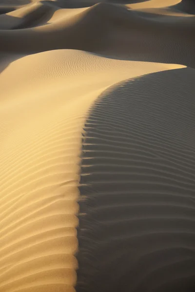 Dune di sabbia desertiche con ombre scure . — Foto Stock