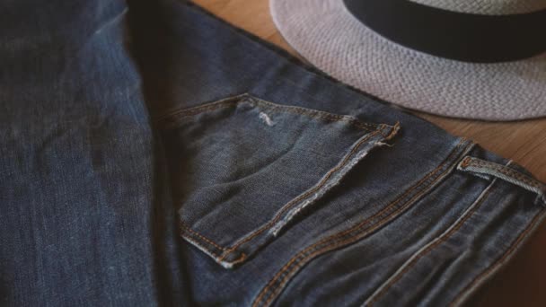 Λεπτομέρεια Closeup Ενός Blue Jeans Παντελόνι Κομψό Μπλε Καπέλο Ζουμ — Αρχείο Βίντεο