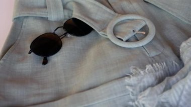 Kemerli ve eşarplı zarif bir nane yeşili kadın pantolonu ve koyu güneş gözlüğü. Fransız tarzı moda kıyafetleri. Soyut kadın moda geçmişi. Zombi çıkıyor..