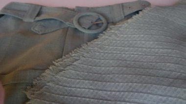 Zarif bir nane yeşili kadın pantolonu, kemer ve eşarp, pembe bir gül rengi bere. Fransız tarzı moda kıyafetleri. Soyut kadın moda geçmişi.