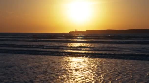 Západ Slunce Pláži Příchozími Vlnami Ostrov Mešitou Pozadí Essaouira Maroko — Stock video