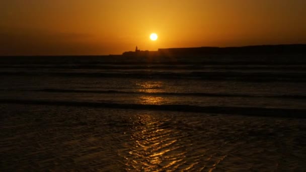 Tramonto Sulla Spiaggia Con Onde Arrivo Isola Con Moschea Sullo — Video Stock