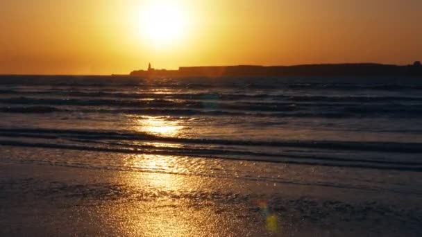 Tramonto Sulla Spiaggia Con Onde Arrivo Isola Con Moschea Sullo — Video Stock