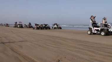 Essaouira, Marakeş, Fas - 2 Ekim 2021: Rallye Aicha des Gazelles 2021. Sunum töreni için rallye 2021 'in sonundaki Essaouira plajına varış..