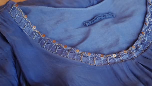 Elegante Blusa Seda Azul Para Mujer Con Bordado Payette Lentejuelas — Vídeo de stock