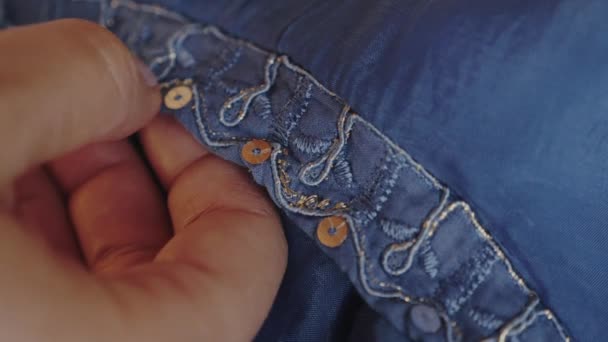 Blusa Superior Seda Mulheres Azuis Elegantes Com Bordado Payette Lantejoulas — Vídeo de Stock