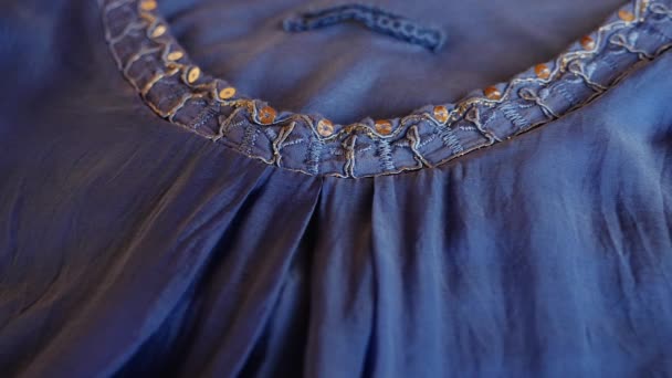 Zarif Mavi Kadın Ipek Bluzu Nakış Payetli Pullu Kadın Moda — Stok video