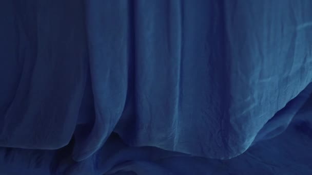Tmavě Modré Rozmazané Hedvábí Textury Pozadí Tkaniny Pohybující Abstraktní Vlnité — Stock video
