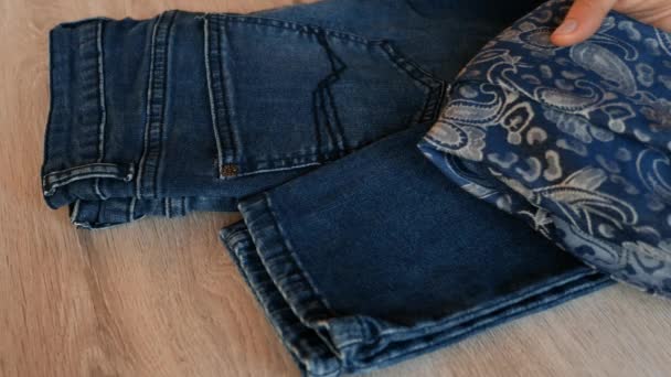 Zbliżenie Szczegółów Ciemnoniebieskich Dżinsów Spodnie Eleganckim Niebieskim Szalikiem Indyjskim Szal — Wideo stockowe