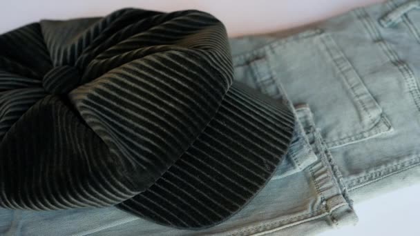 オリーブグリーンのキャップを閉じ ミントグリーンのジーンズパンツに帽子 ショッピング ファッションの背景 — ストック動画