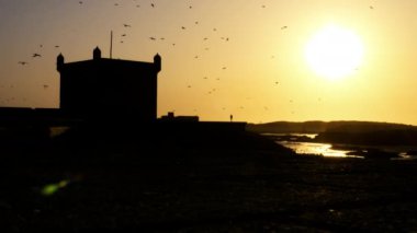 Essaouira 'daki limanın Scala' sı gün batımında, Atlantik kıyısında, Fas 'ta. Sakin atmosferik arkaplan görüntüleri. Yavaş çekim.