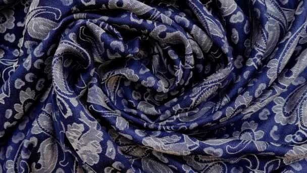 优雅的蓝色印度围巾 披肩与传统花纹 摘要时尚背景 — 图库视频影像