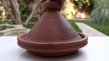 Otantik Fas kahverengi kil tagini (tajine), boş, dönüyor. Geleneksel yavaş pişirme, güveç..