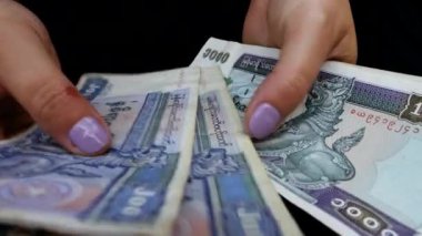 Myanmar Kyat banknotlarını sayıyorum. Myanmar 'ın parasal geçmiş görüntüleri.