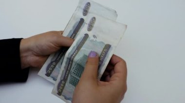 Myanmar Kyat banknotlarını sayıyorum. Myanmar 'ın parasal geçmiş görüntüleri.
