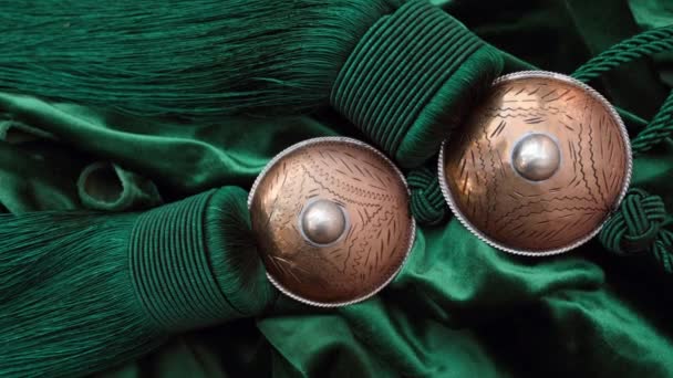Elegancki Miękki Błyszczący Zielony Aksamit Tkaniny Tradycyjnej Marokańskiej Kurtyny Tassel — Wideo stockowe
