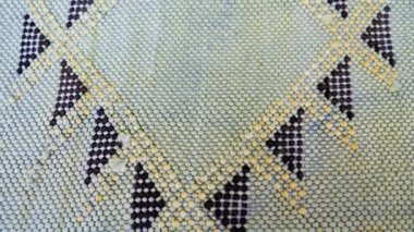 El yapımı, geleneksel, Fas kaktüsü ipeği (Sabra ipeği), halı, nane yeşili. Makro yakın çekim soyut geometrik desenler.