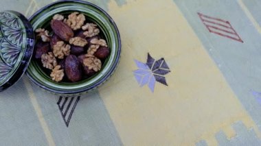 El yapımı, geleneksel Fas kaktüsü ipeği (Sabra ipeği), halı, nane yeşili bir halı üzerinde dekoratif yeşil bir tagine (tajine) ile servis ediliyor..