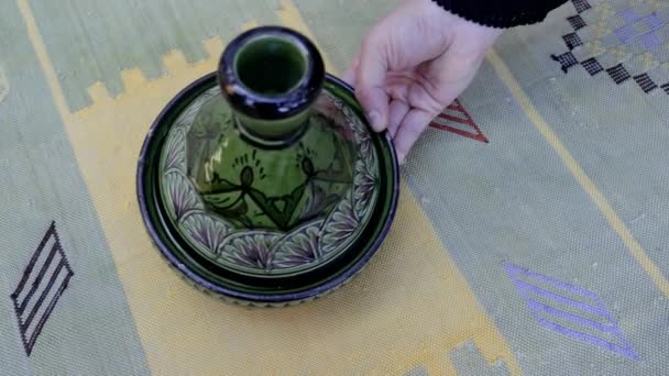 在手工制作 传统的摩洛哥仙人掌丝地毯 地毯和薄荷绿色地毯上 用绿色装饰标签 Tajine 装饰枣仁和核桃 — 图库视频影像