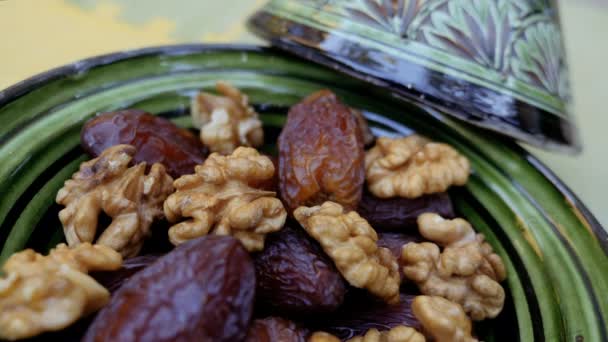 Daty Orzechy Włoskie Serwowane Dekoracyjnym Zielonym Marokańskim Tagine Tajine Ręcznie — Wideo stockowe
