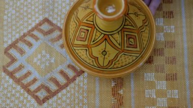 Geleneksel dekoratif tagine (tajine) otantik, el yapımı, Fas kaktüs ipeği (Sabra ipeği) halısı, sarılı halı. Halı el yapımı, Berber tasarımı..