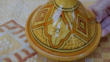 Geleneksel dekoratif tagine (tajine) otantik, el yapımı, Fas kaktüs ipeği (Sabra ipeği) halısı, sarılı halı. Halı el yapımı, Berber tasarımı..