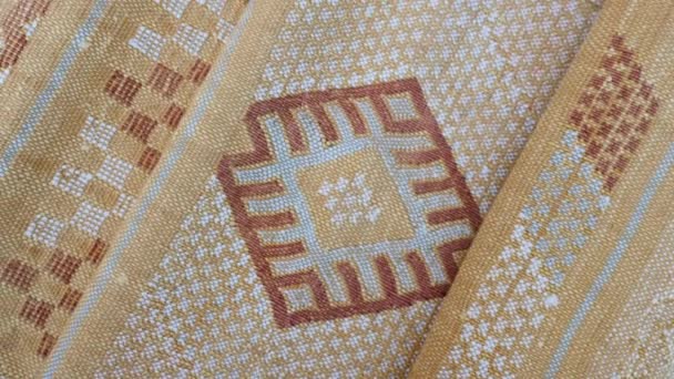 手作り 伝統的な モロッコサボテンシルク サブラシルク カーペット 黄色で 抽象的な幾何学模様を閉じ ベルベルのデザインで手織り — ストック動画