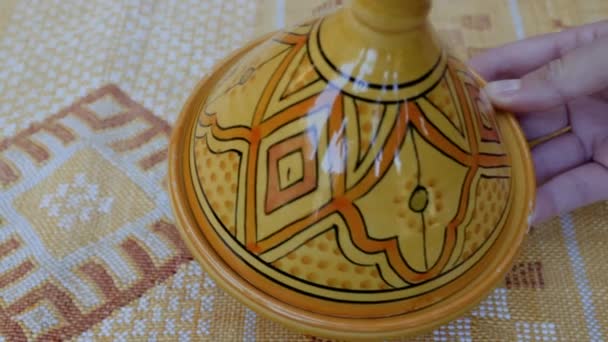 Tagine Decorativo Tradicional Tajine Con Dátiles Una Auténtica Alfombra Seda — Vídeos de Stock