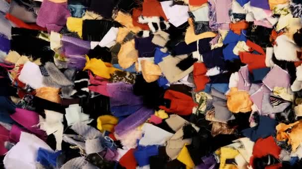 生地の廃棄物で作られたカラフルな手作り 伝統的な モロッコのカーペット 役に立たない物質を循環させる概念 抽象パターンの背景 — ストック動画