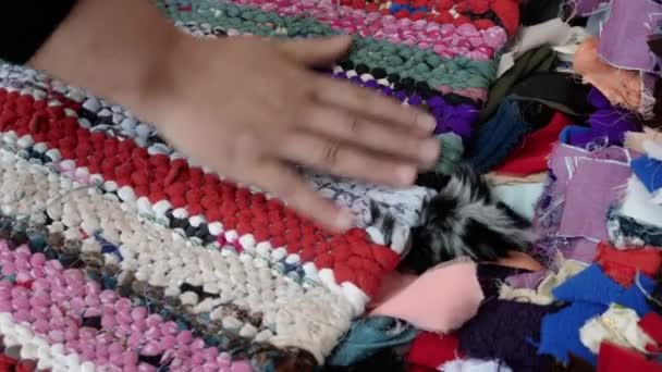 Kleurrijke Handgemaakte Traditionele Marokkaanse Tapijt Tapijt Gemaakt Met Stof Afval — Stockvideo