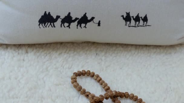 马拉和摩洛哥垫在一个真实的传统手工摩洛哥柏柏尔地毯贝尼外型 摩洛哥家居装饰 纹理背景镜头 精神健康 — 图库视频影像
