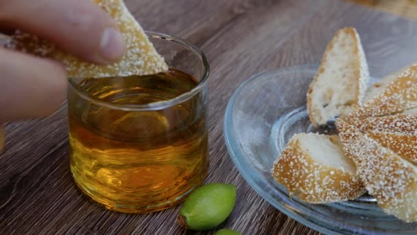 一个女人把面包蘸到Argan油中 一个健康的摩洛哥开胃菜和小吃 有机的Argan油是由摩洛哥妇女手工生产的 慢镜头 — 图库视频影像