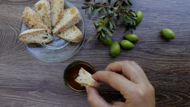 Una Mujer Sumerge Pan Aceite Argán Aperitivo Merienda Marroquí Saludable — Vídeos de Stock