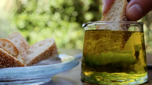 Brood Eten Met Marokkaanse Biologische Koudgeperste Extra Virgin Olijfolie Achtergrond — Stockvideo