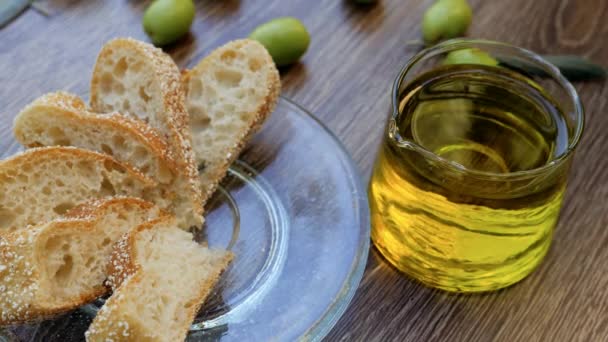 Brood Eten Met Marokkaanse Biologische Koudgeperste Extra Virgin Olijfolie Achtergrond — Stockvideo