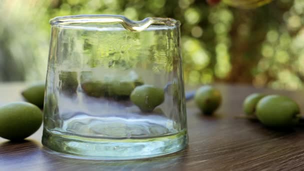 モロッコの有機冷間プレスエキストラバージンオリーブオイルをガラス瓶に注ぎます 背景映像健康的な食生活 スローモーション映像 — ストック動画
