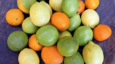Turunçgil, limon, portakal, mandalina, mandalina, C vitamini, sağlıklı ve ferahlatıcı. Doğal organik gıda yaşam tarzı. Yavaş çekim görüntüleri. 