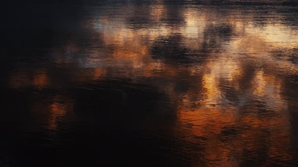 Reflecții Abstracte Întunecate Portocalii Colorate Apă Dintr Cer Tulbure Apusul — Videoclip de stoc