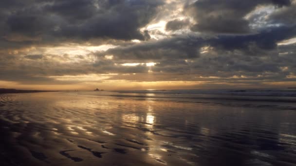 Спокійні Пляжні Пейзажі Заході Сонця Хмарним Небом Відображенням Вхідними Хвилями — стокове відео