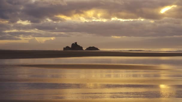 Bellissimo Paesaggio Tranquillo Spiaggia Serena Tramonto Panning Vista Panoramica Con — Video Stock