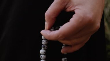 Kadın dua ediyor, tekrar ediyor ya da japa mala ile bir mantra söylüyor. Hinduizm, Jainizm, Budizm, Sikizm, İslam ve Hristiyanlıkta dini uygulamalar kavramı.