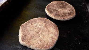 Geleneksel Arap Fas ekmekleri, Fas 'ın Essaouira kentindeki Medine sokaklarında sobada buharda pişen tam tahıllı ekmeği yuvarlar. Fas 'ta popüler sokak yemekleri, sıcak ve taze.. 