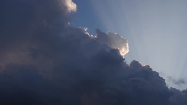 太陽が空の暗い雨の雲の後ろに出てくる 要旨天気の背景 — ストック動画