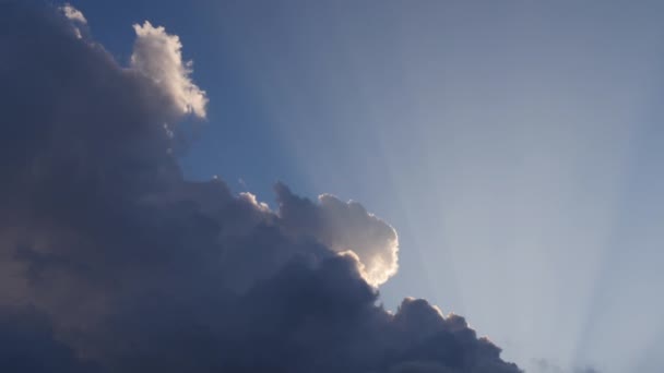 Raios Solares Saem Atrás Nuvens Escuras Chuva Céu Abstrato Natureza — Vídeo de Stock