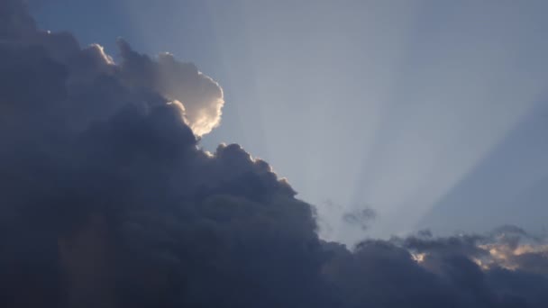 阳光从天空中乌云的后面出来 天气的摘要性质背景 — 图库视频影像