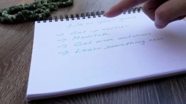 Kişisel gelişim ve refah için yeni yıl hedefi belirleme, yaşam memnuniyetinin iyileştirilmesi, farkındalık ve zihinsel huzur. Yeni yıl ilhamı kavramı.