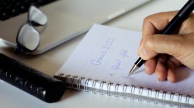 2022 yılı, kişisel gelişim ve iş hayatı için yeni yıl hedefleri yazmak. Yeni yıl eylem planlama kavramı.