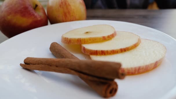 苹果片与肉桂 一个健康和新鲜的小吃 天然有机食品生活背景 — 图库视频影像